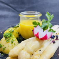 Portion Spargel mit Petersilienkartoffeln